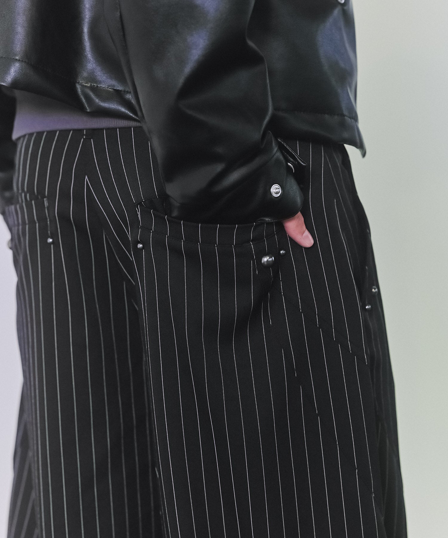 スラックススタッズカーブパンツ