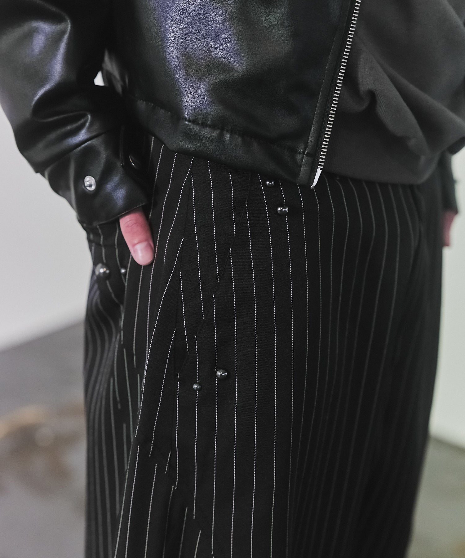 スラックススタッズカーブパンツ