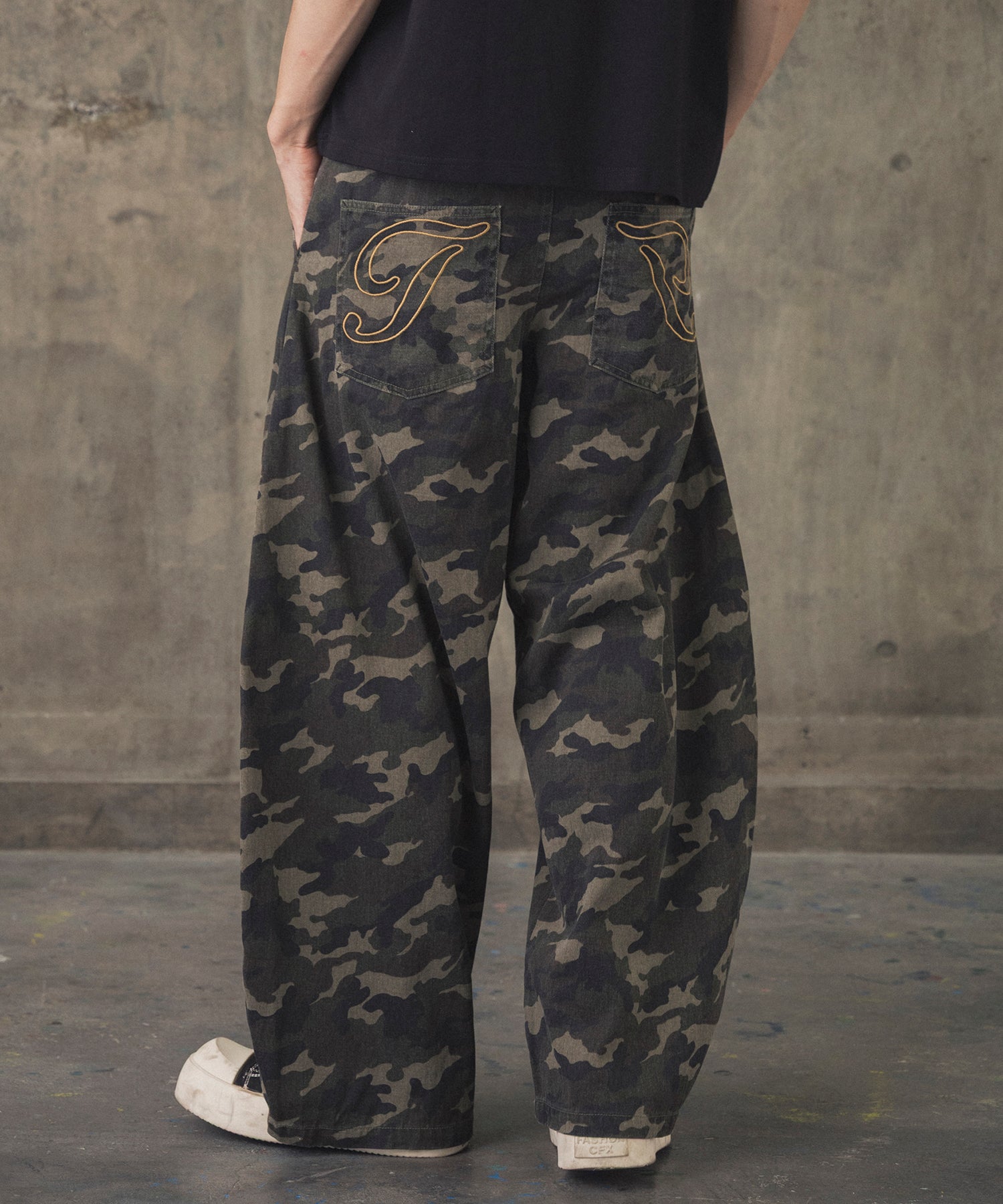 2-TUCK BACK EMBROIDERED DENIM PANTS / ツータック バック刺繍入り デニムパンツ