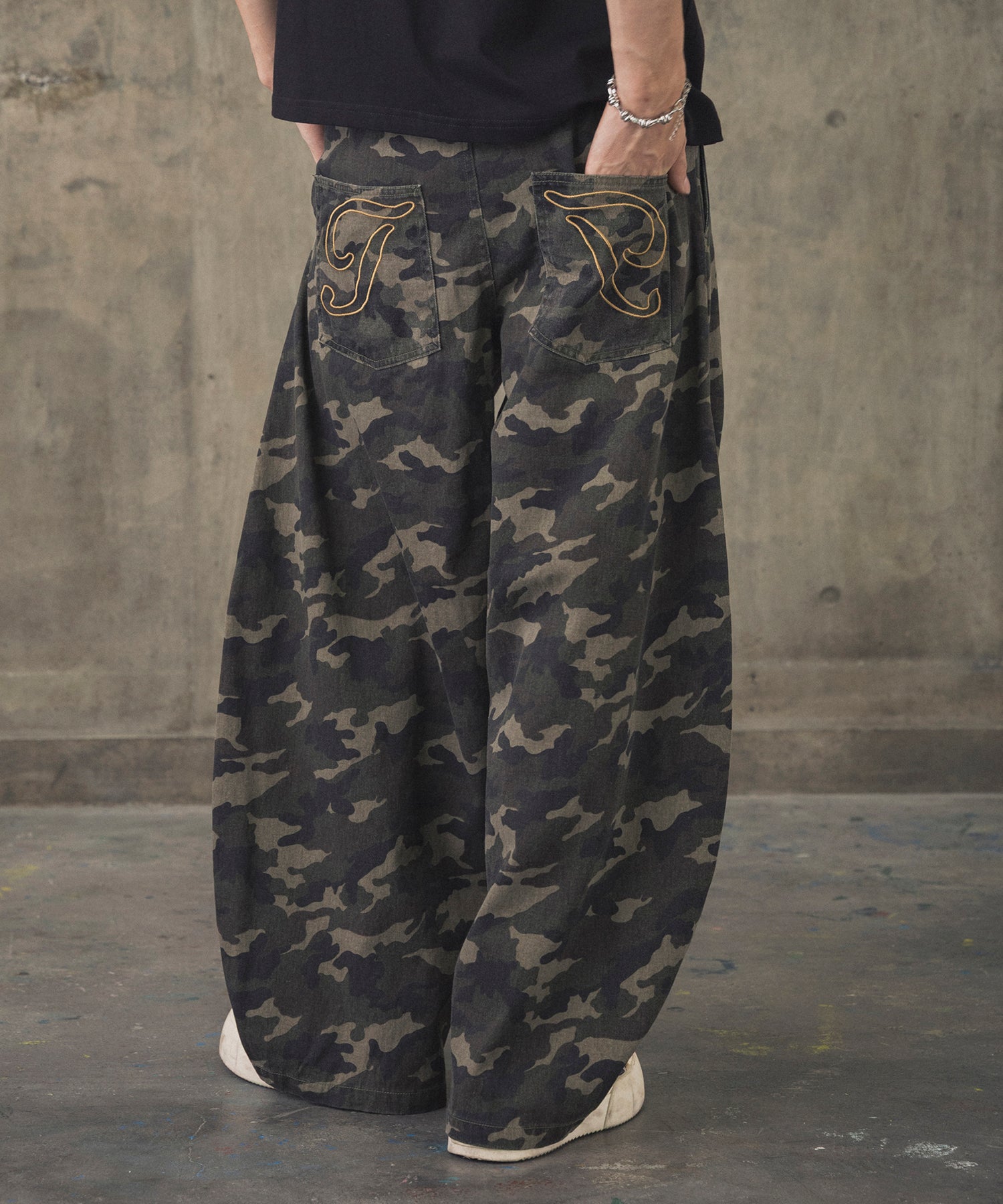 2-TUCK BACK EMBROIDERED DENIM PANTS / ツータック バック刺繍入り デニムパンツ