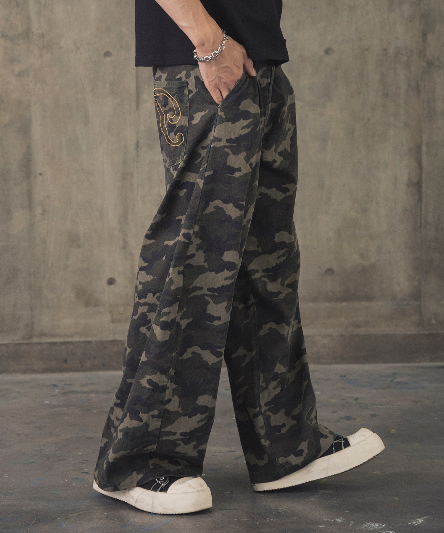 2-TUCK BACK EMBROIDERED DENIM PANTS / ツータック バック刺繍入り デニムパンツ