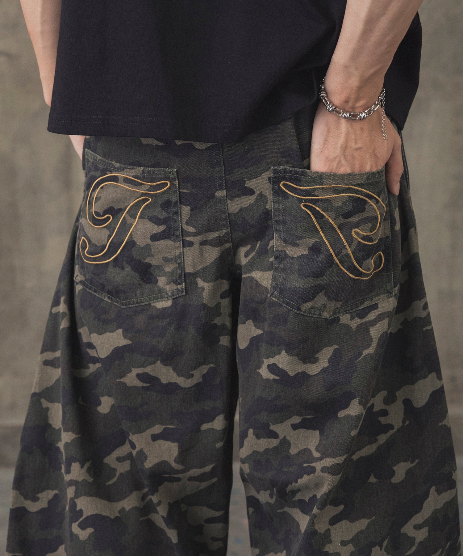 2-TUCK BACK EMBROIDERED DENIM PANTS / ツータック バック刺繍入り デニムパンツ