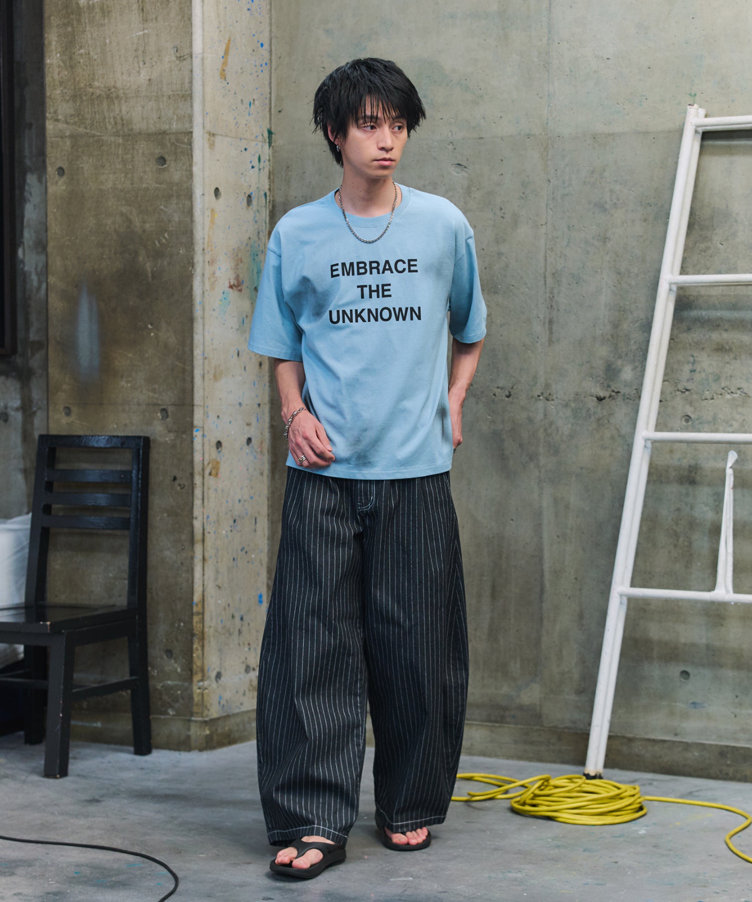 2-TUCK BACK EMBROIDERED STRIPE PANTS / ツータック バック刺繍 ストライプパンツ