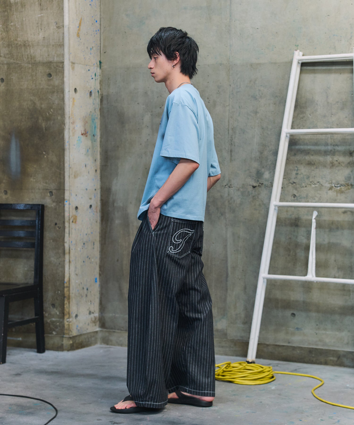 2-TUCK BACK EMBROIDERED STRIPE PANTS / ツータック バック刺繍 ストライプパンツ