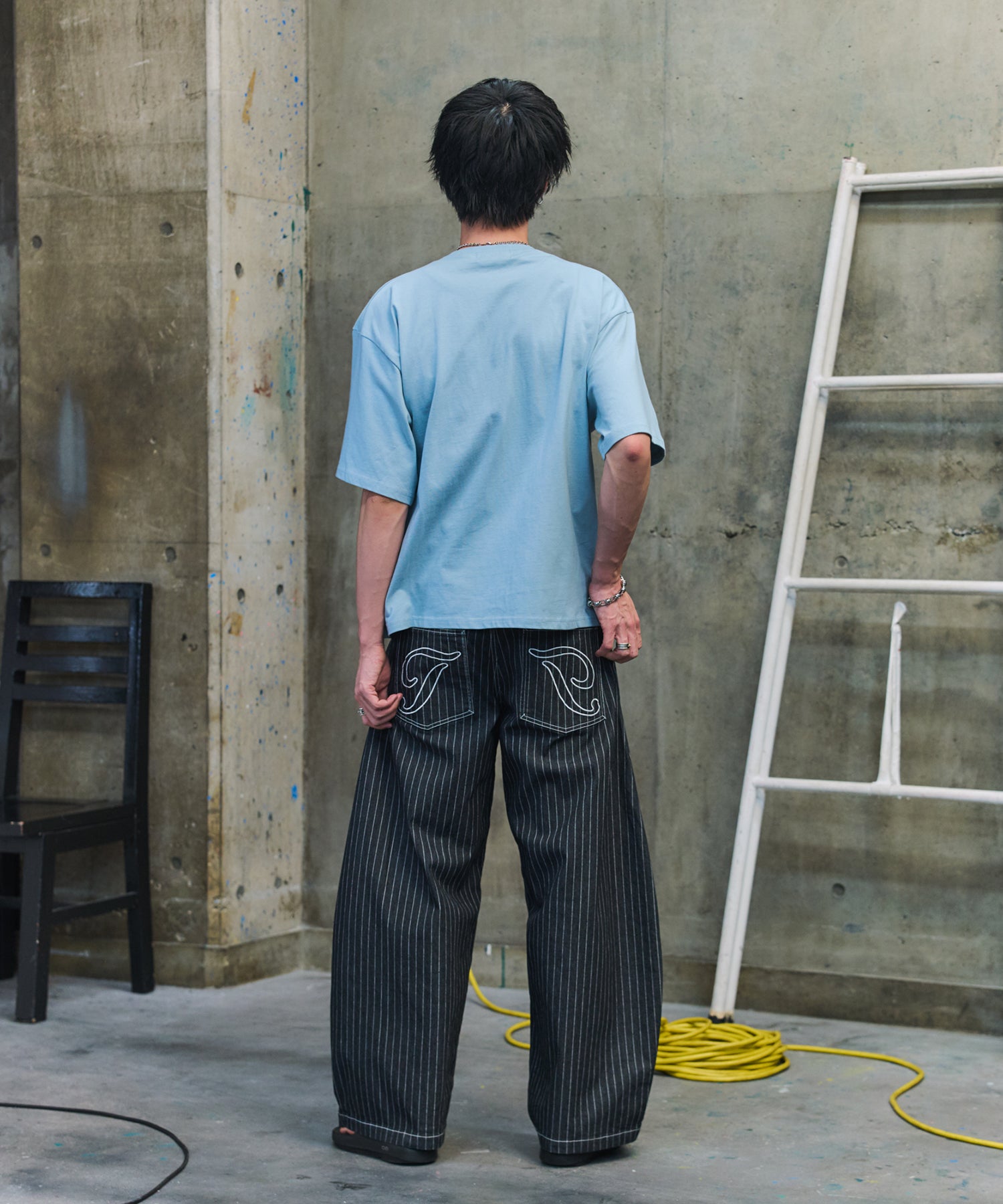2-TUCK BACK EMBROIDERED STRIPE PANTS / ツータック バック刺繍 ストライプパンツ