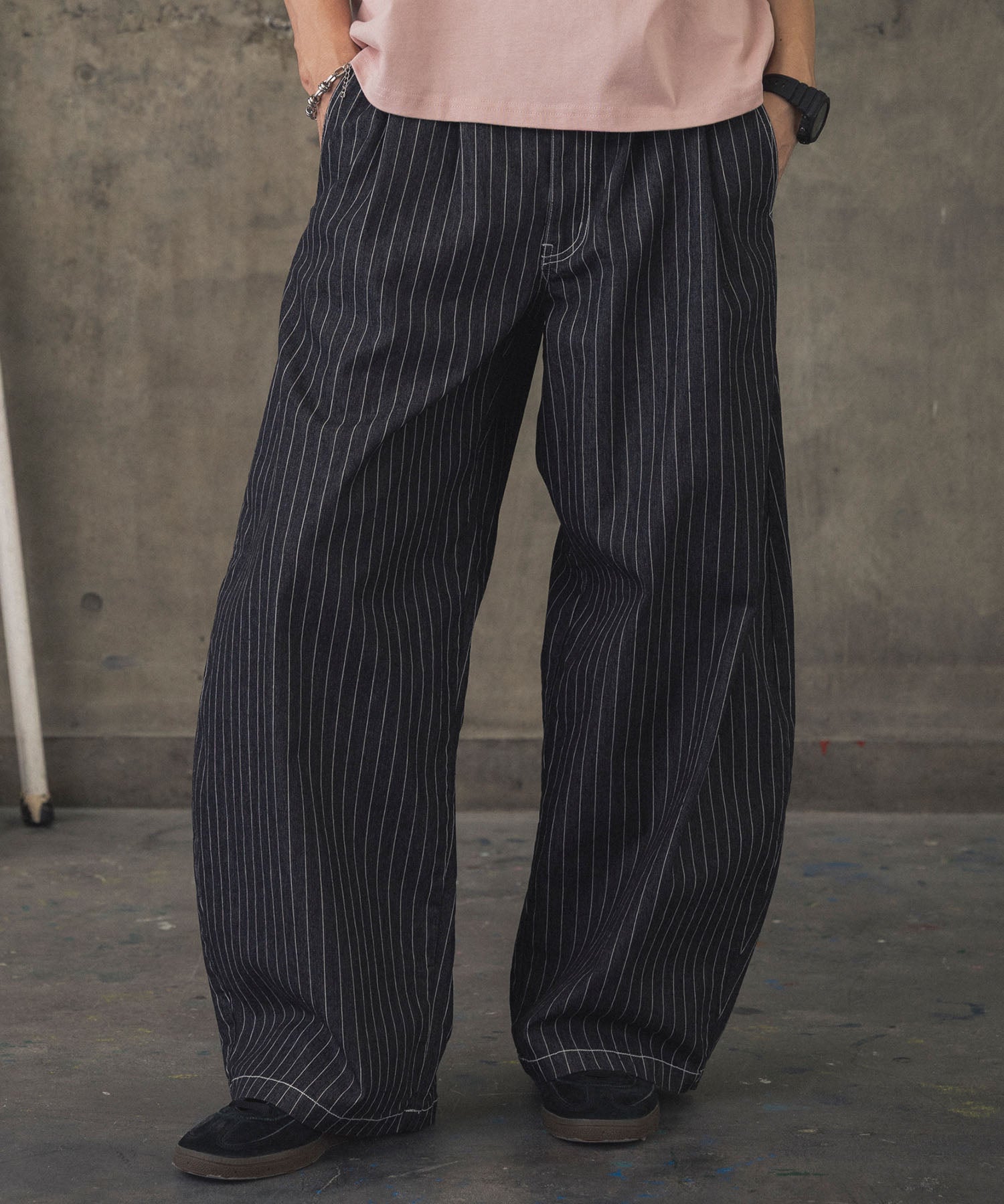 2-TUCK BACK EMBROIDERED STRIPE PANTS / ツータック バック刺繍 ストライプパンツ