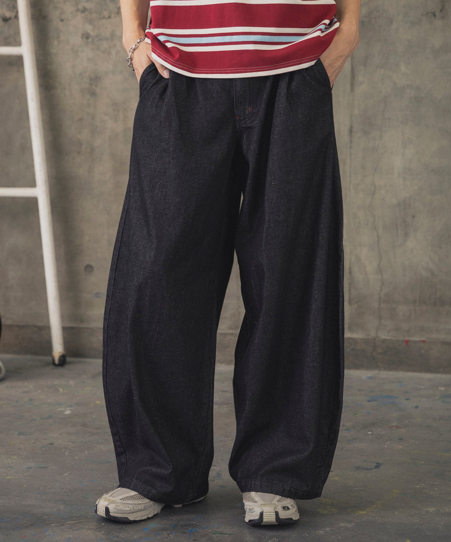 2-TUCK BACK EMBROIDERED DENIM PANTS / ツータック バック刺繍入り デニムパンツ