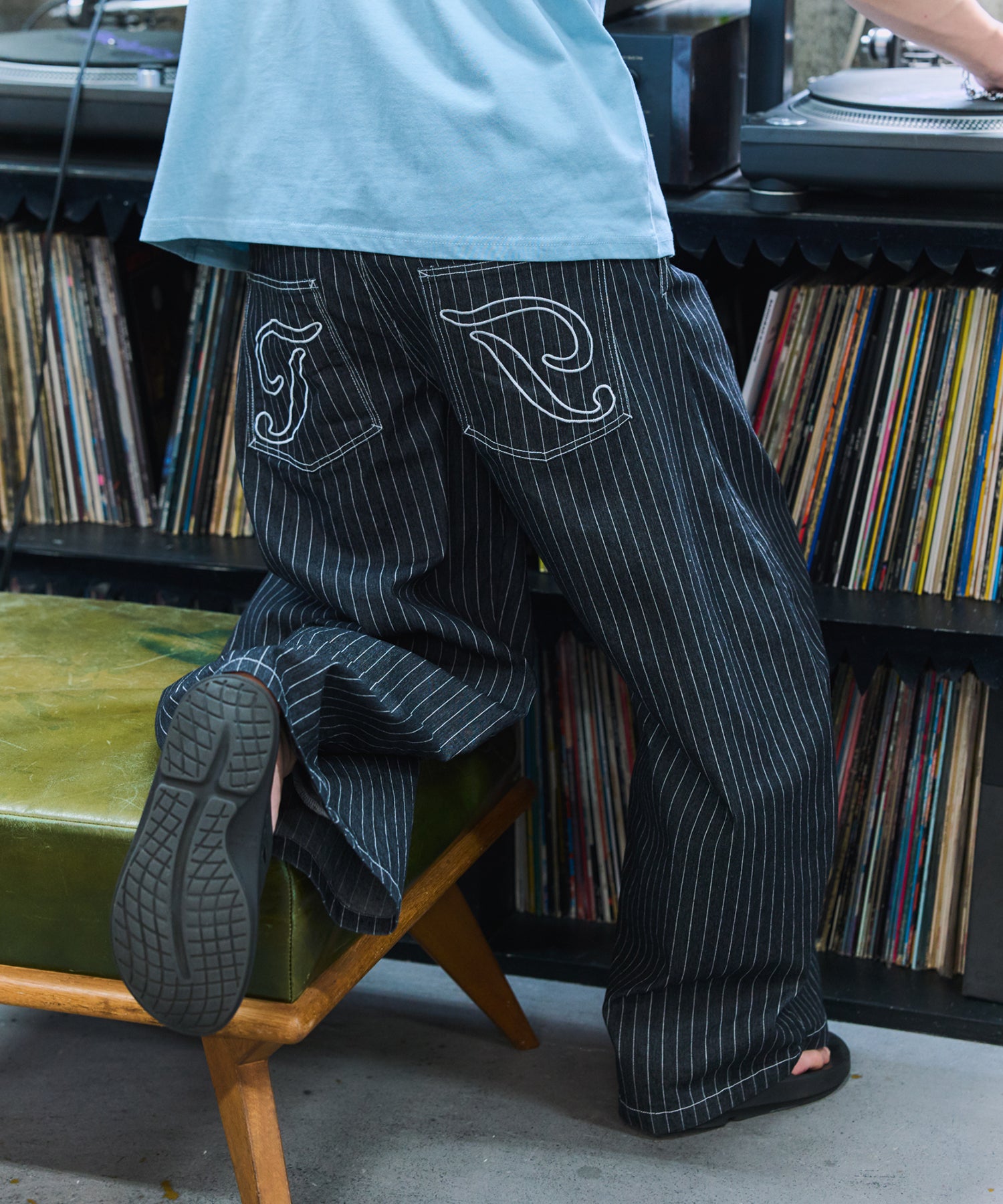 2-TUCK BACK EMBROIDERED STRIPE PANTS / ツータック バック刺繍 ストライプパンツ