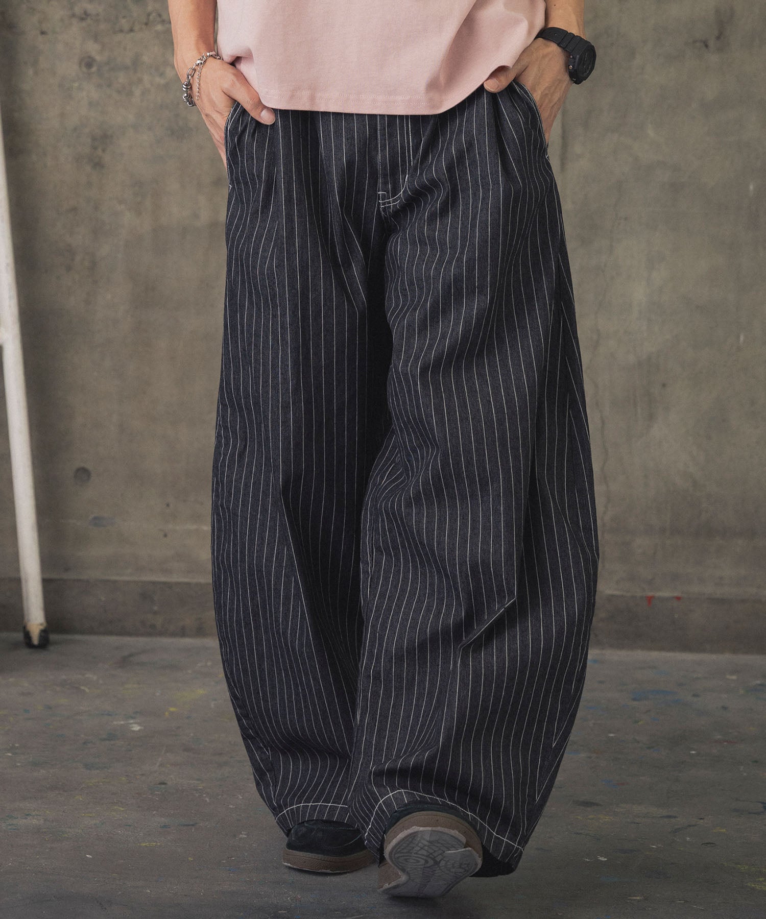 2-TUCK BACK EMBROIDERED STRIPE PANTS / ツータック バック刺繍 ストライプパンツ