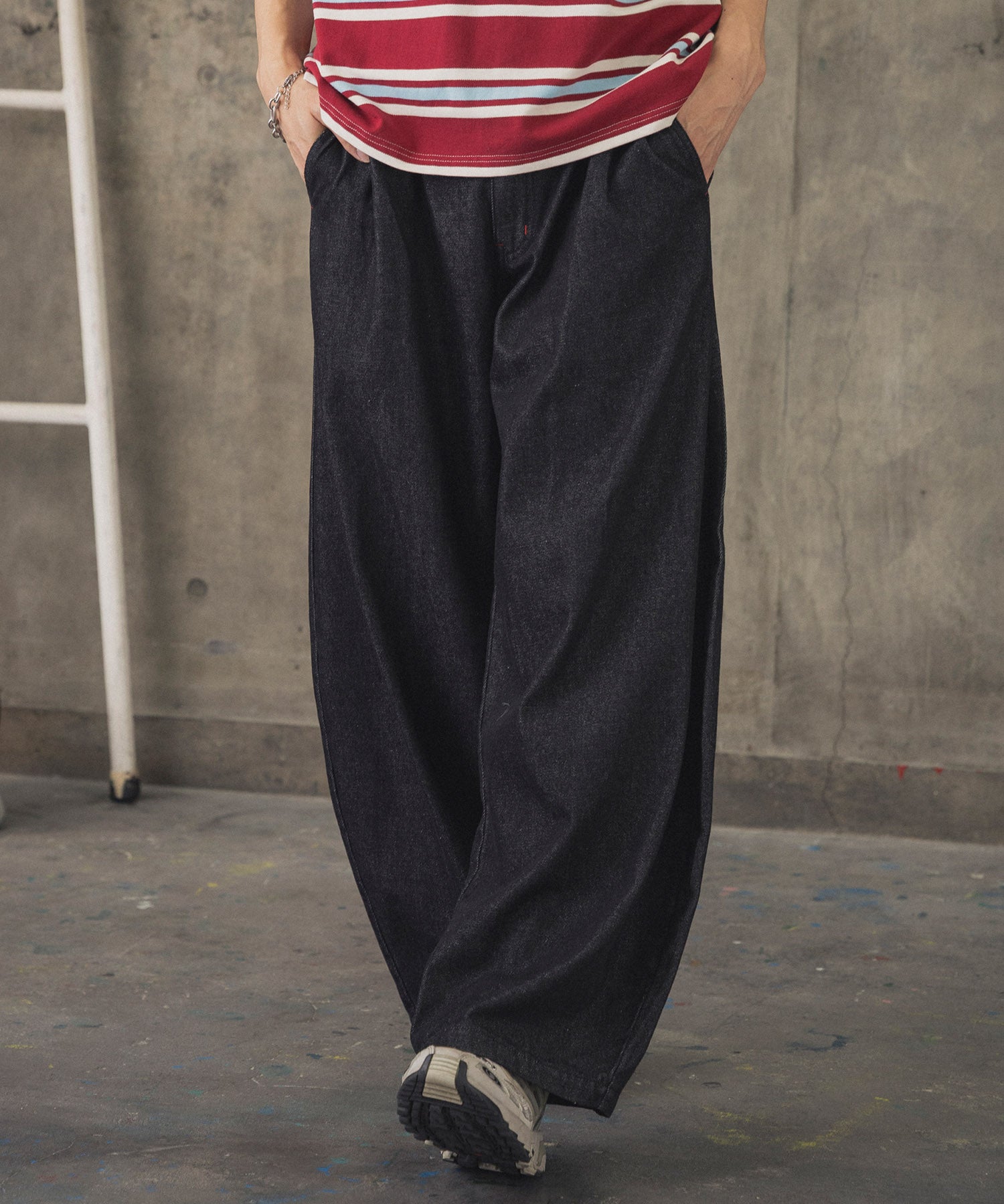 2-TUCK BACK EMBROIDERED DENIM PANTS / ツータック バック刺繍入り デニムパンツ