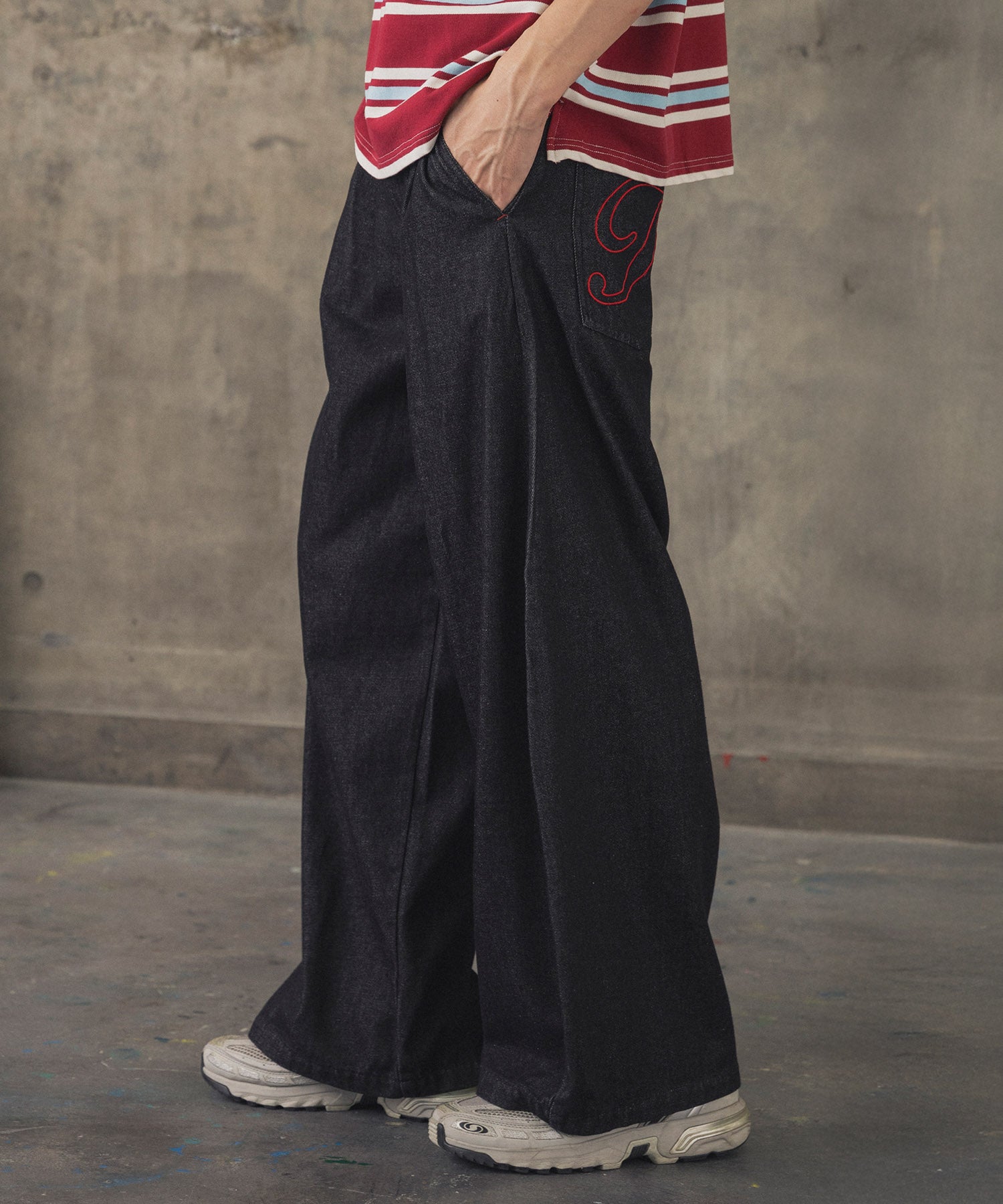 2-TUCK BACK EMBROIDERED DENIM PANTS / ツータック バック刺繍入り デニムパンツ