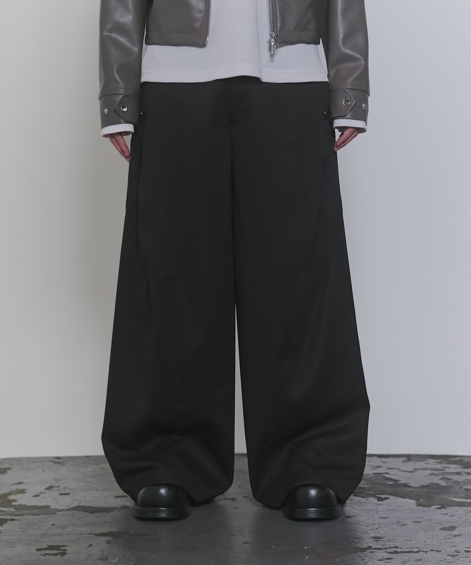 スラックススタッズカーブパンツ