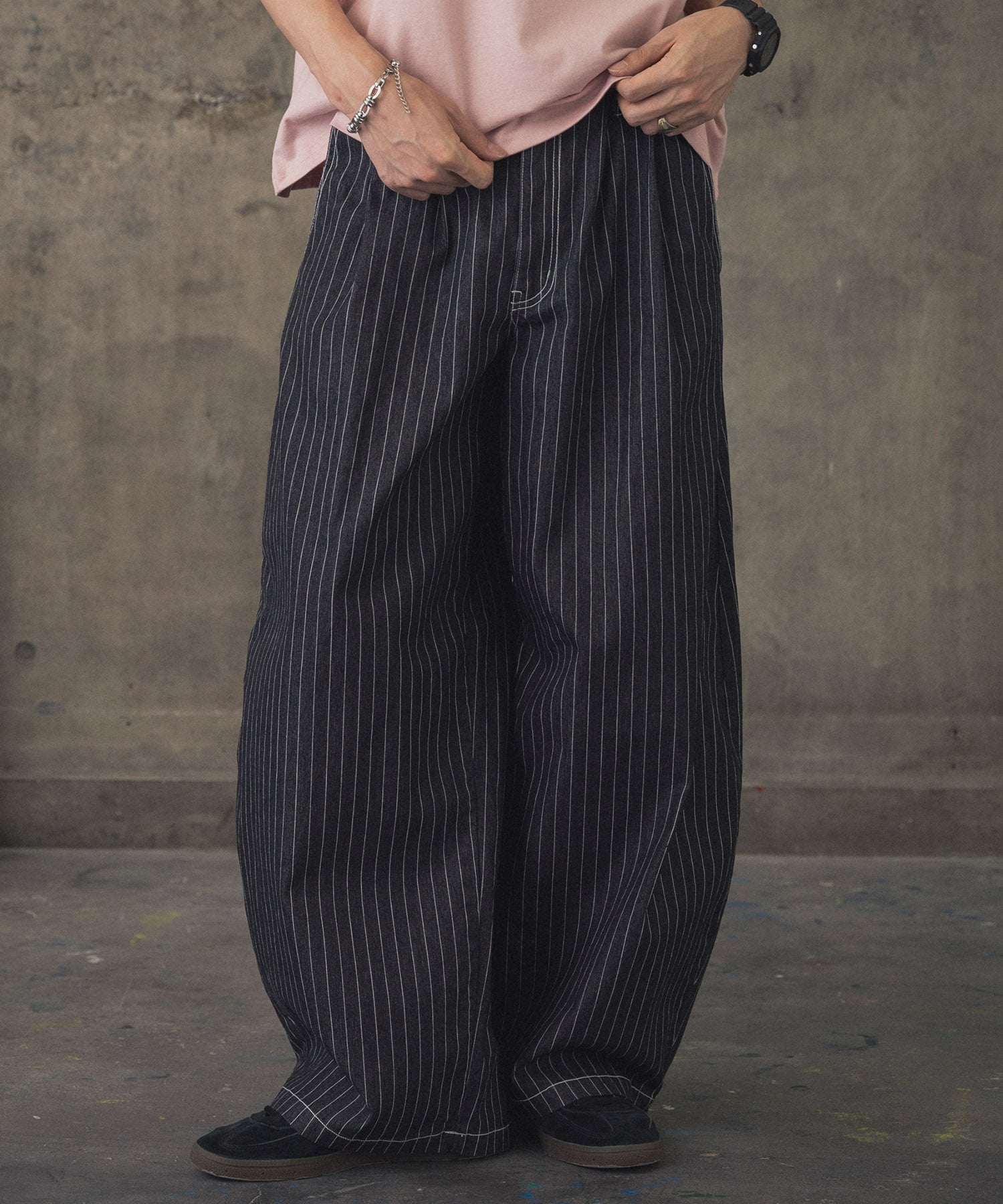 2-TUCK BACK EMBROIDERED STRIPE PANTS / ツータック バック刺繍 ストライプパンツ