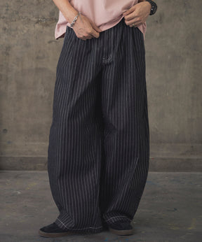 2-TUCK BACK EMBROIDERED STRIPE PANTS / ツータック バック刺繍 ストライプパンツ