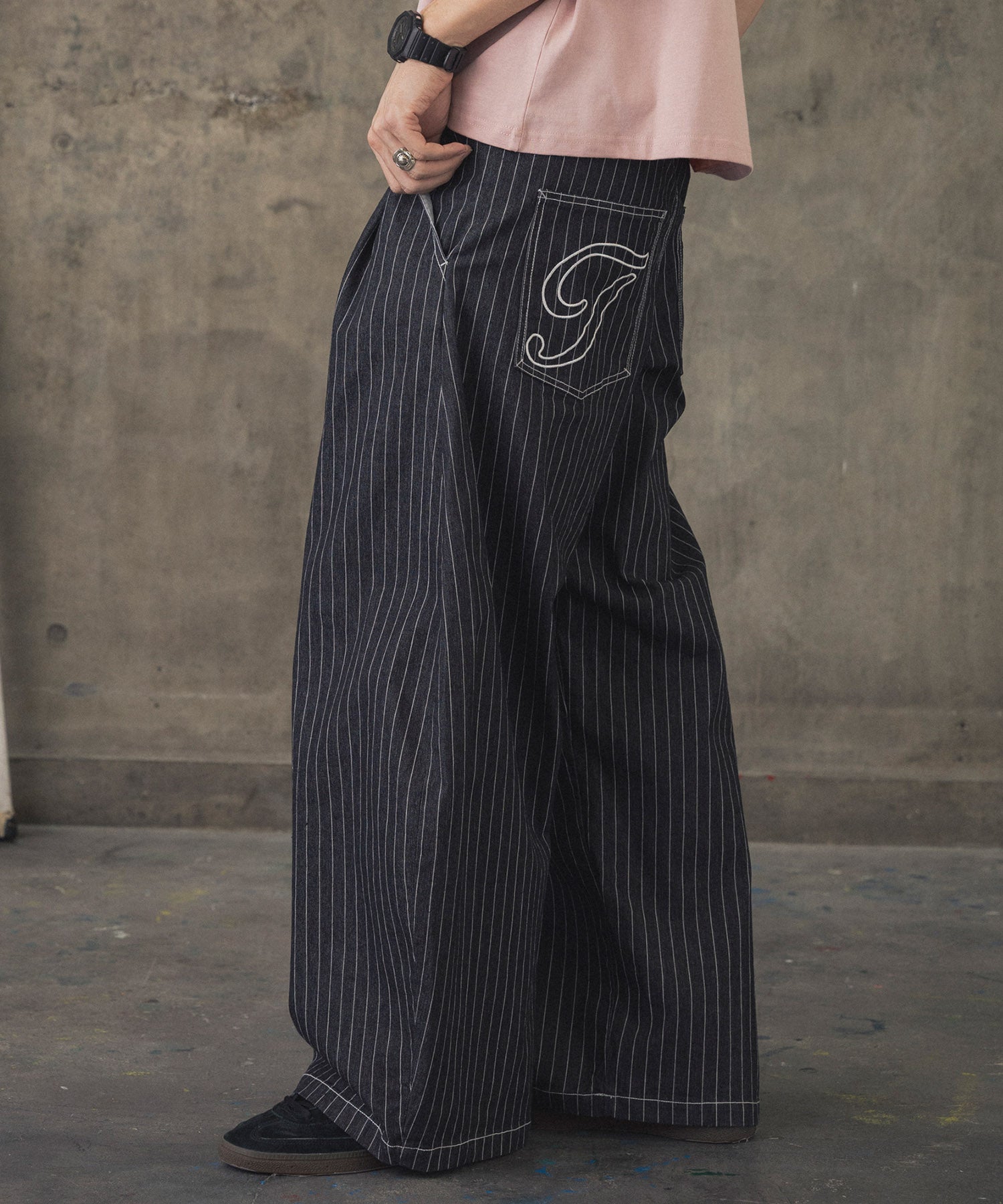 2-TUCK BACK EMBROIDERED STRIPE PANTS / ツータック バック刺繍 ストライプパンツ