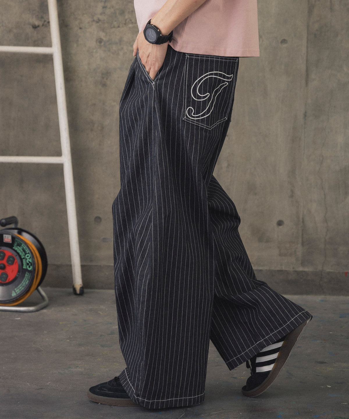2-TUCK BACK EMBROIDERED STRIPE PANTS / ツータック バック刺繍 ストライプパンツ