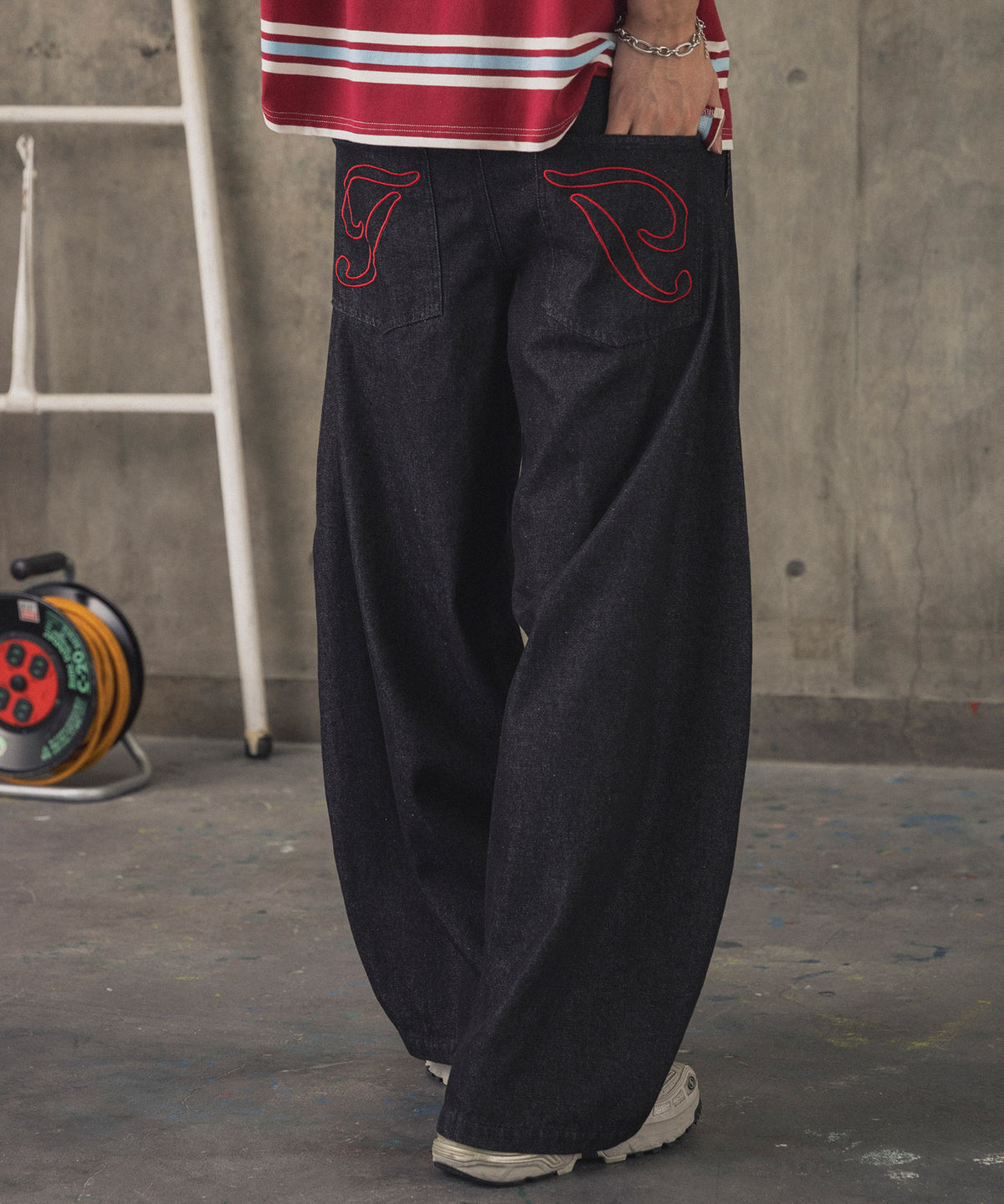 2-TUCK BACK EMBROIDERED DENIM PANTS / ツータック バック刺繍入り デニムパンツ