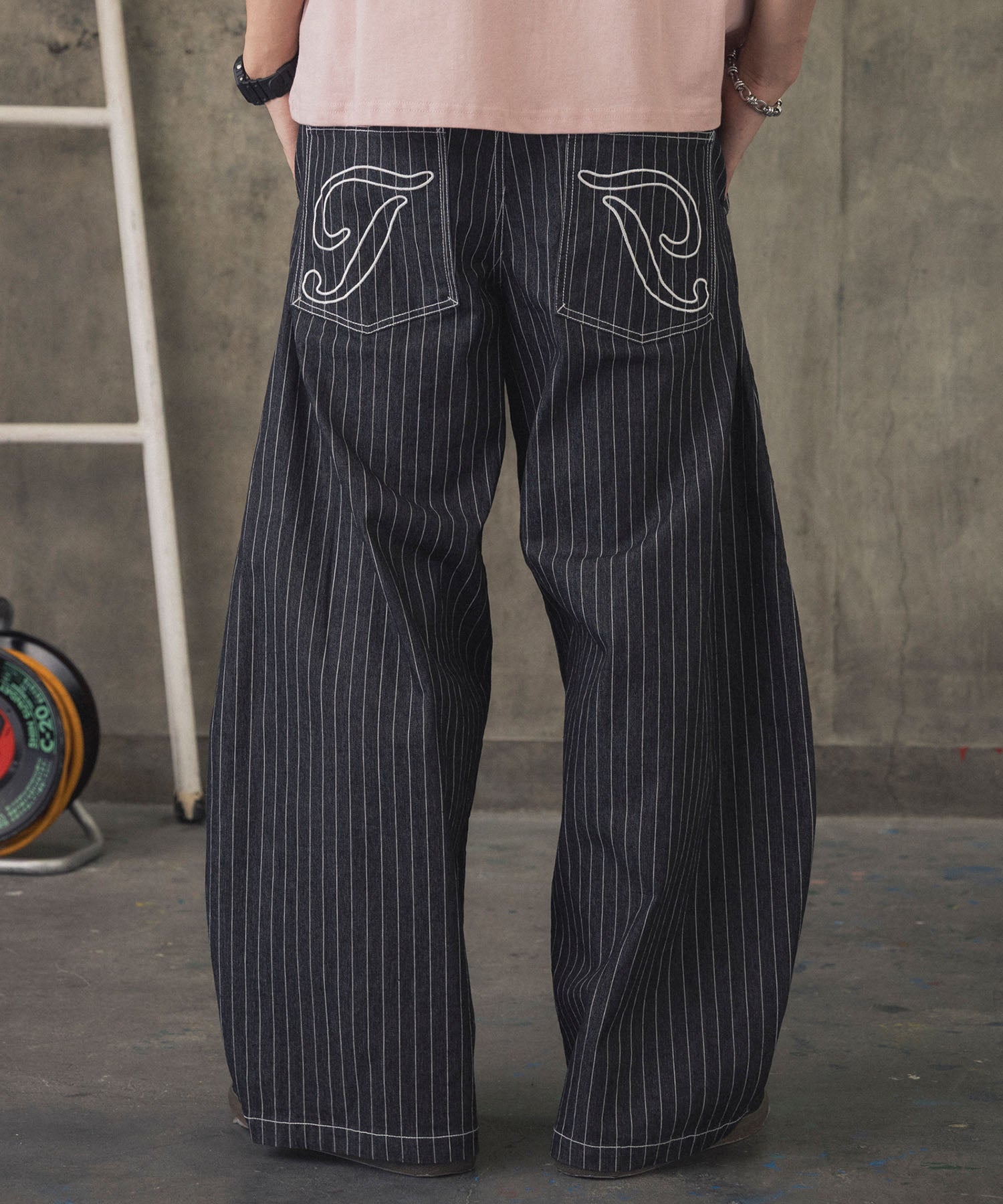 2-TUCK BACK EMBROIDERED STRIPE PANTS / ツータック バック刺繍 ストライプパンツ