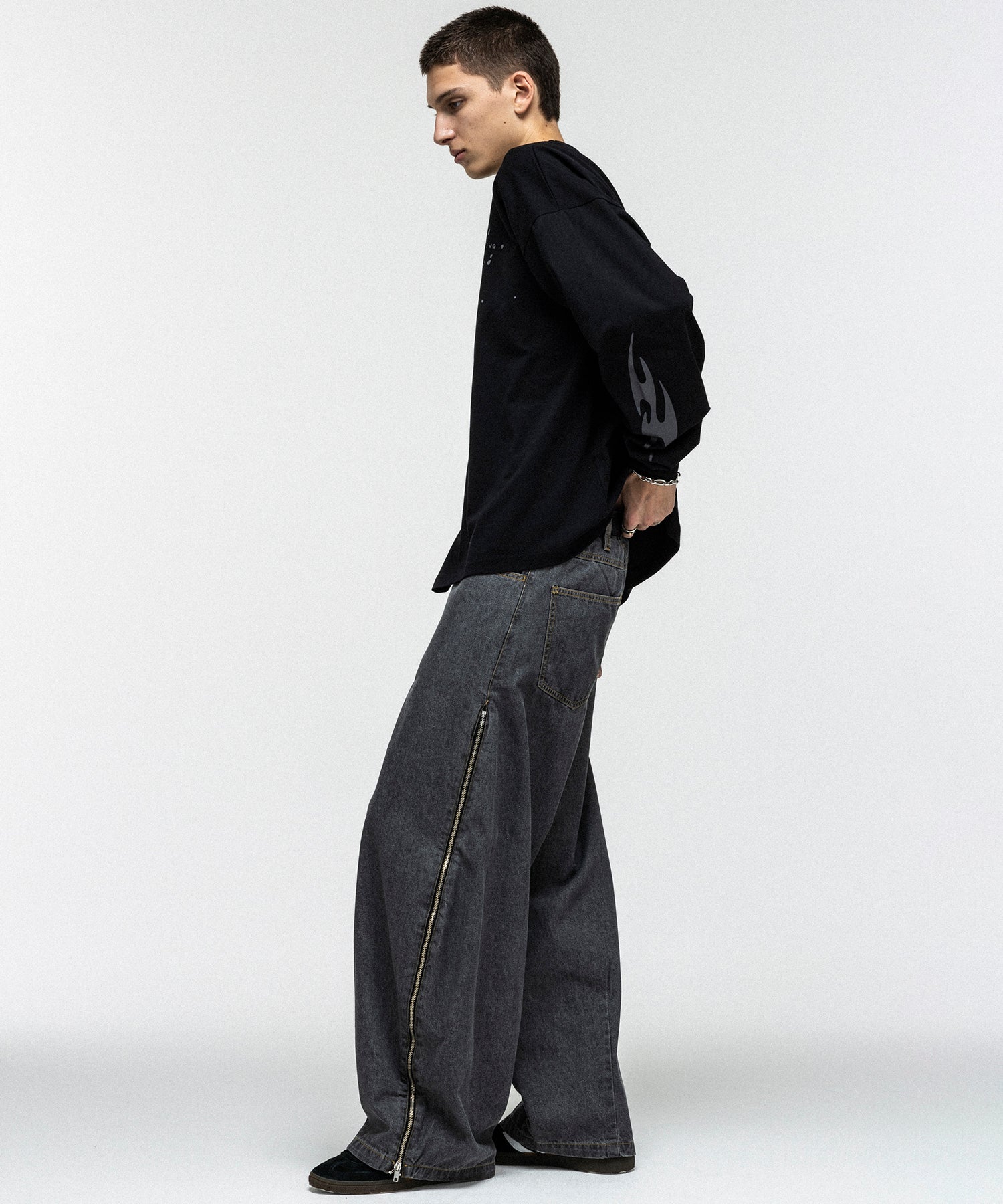 GRAPHIC LONG SLEEVE TEE / グラフィックロングスリーブTシャツ