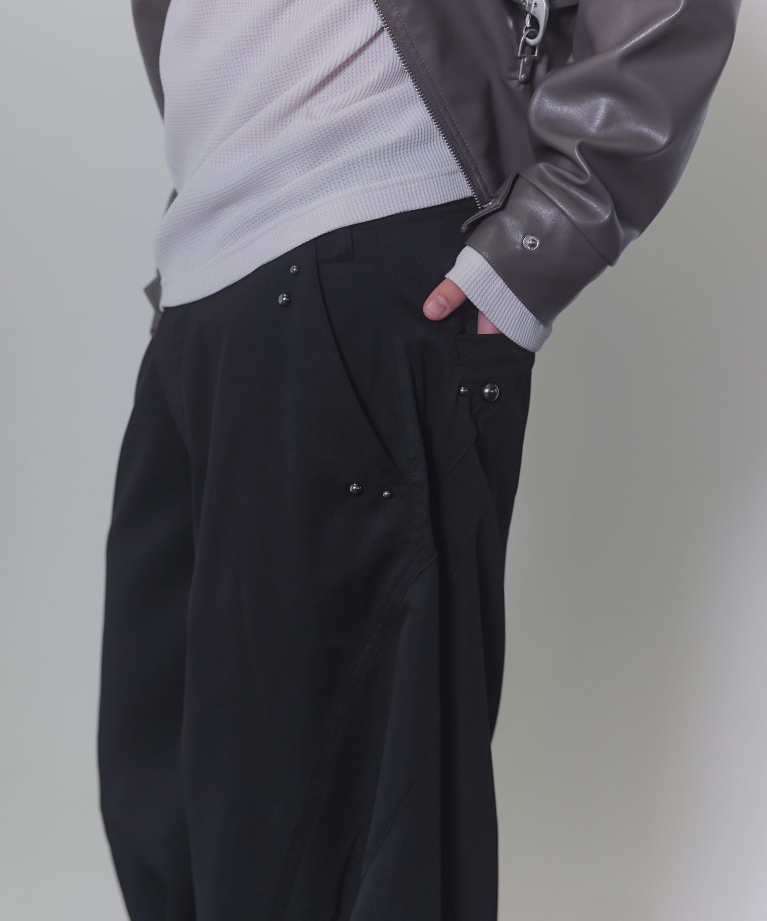 スラックススタッズカーブパンツ
