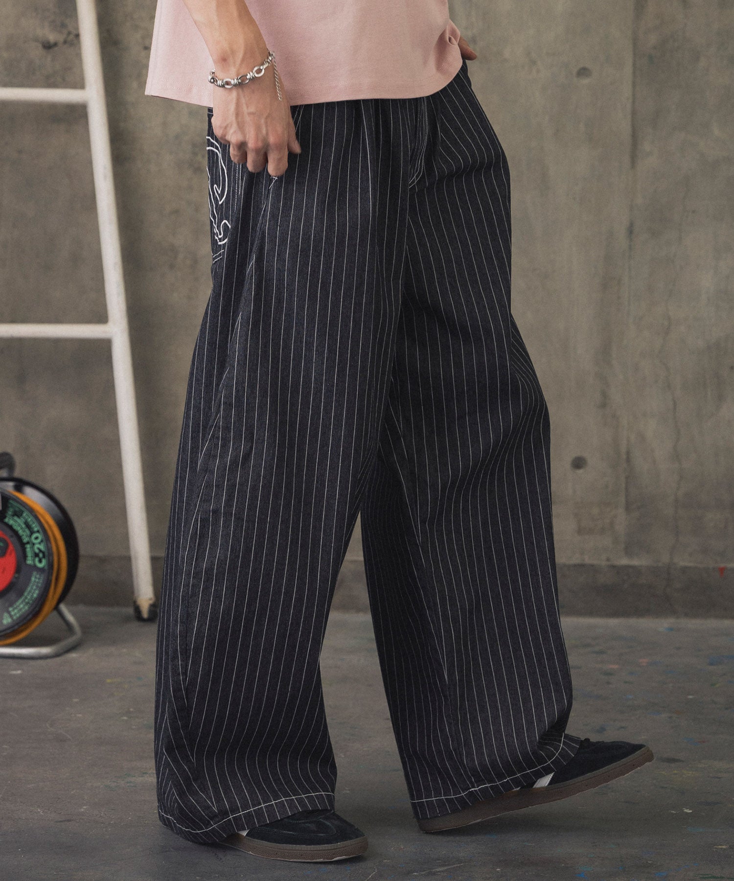 2-TUCK BACK EMBROIDERED STRIPE PANTS / ツータック バック刺繍 ストライプパンツ