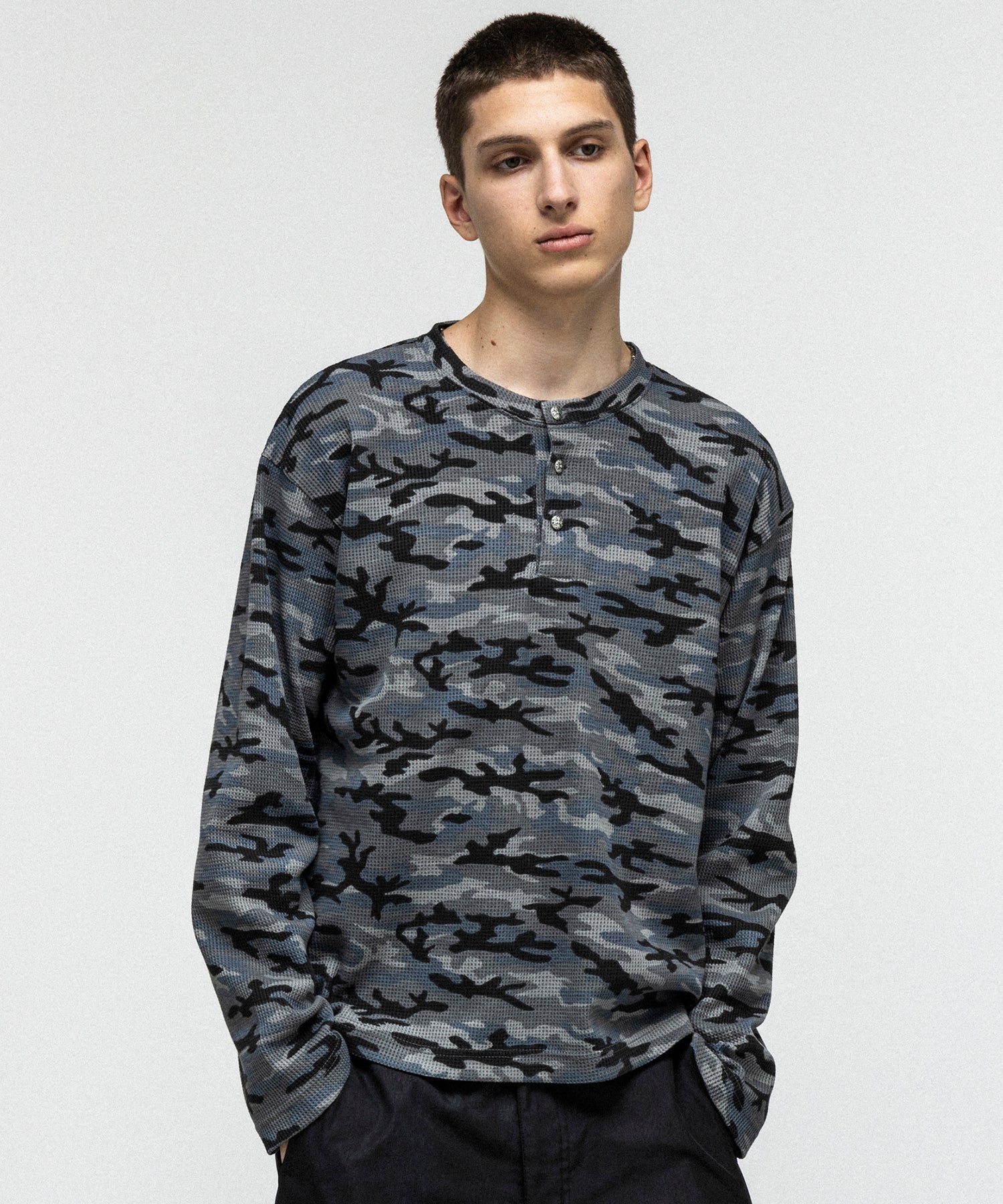 HENLEY CAMO WAFFLE LONG-SLEEVE TEE / カモ総柄ヘンリーネックサーマルロンT