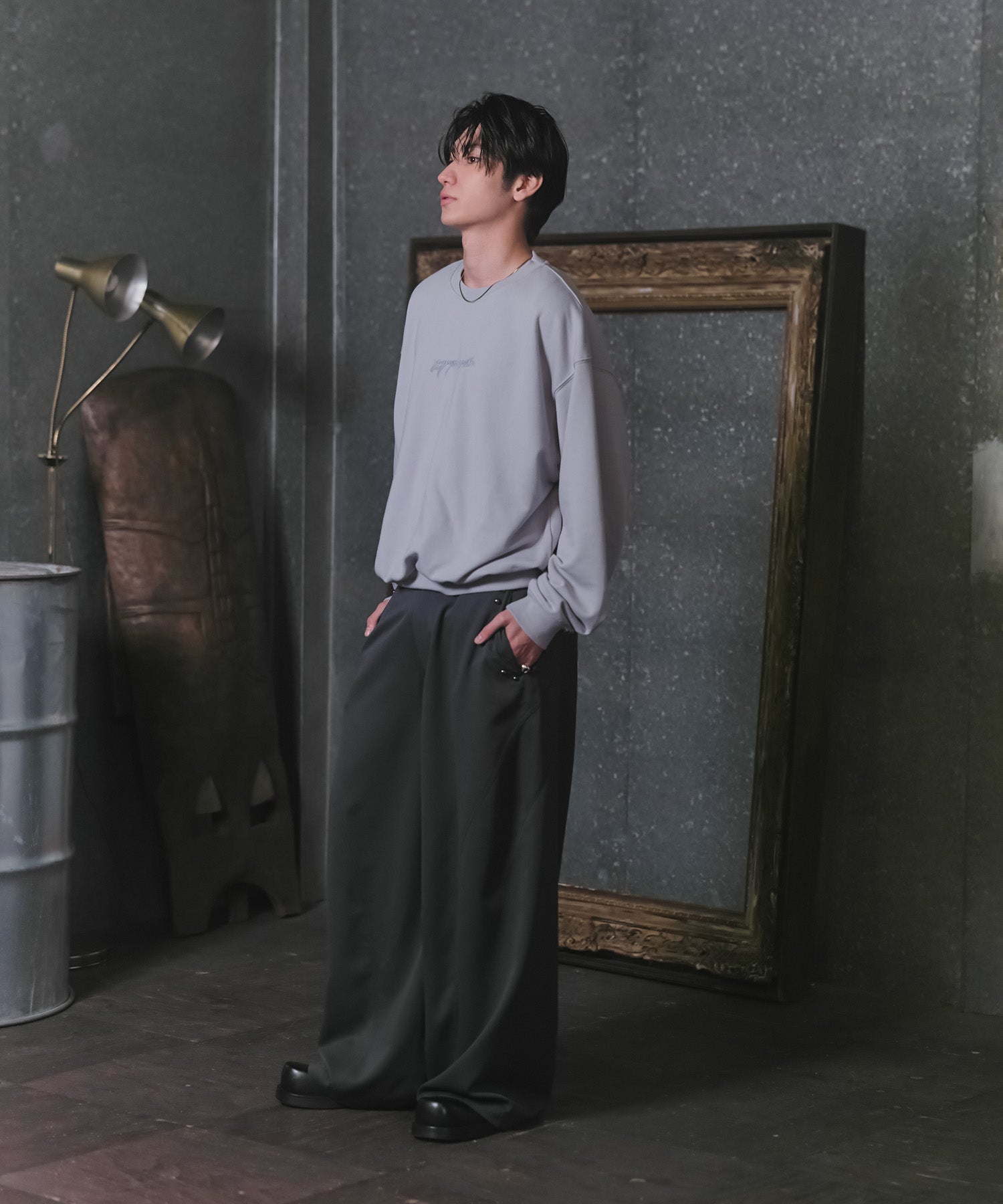 スラックススタッズカーブパンツ