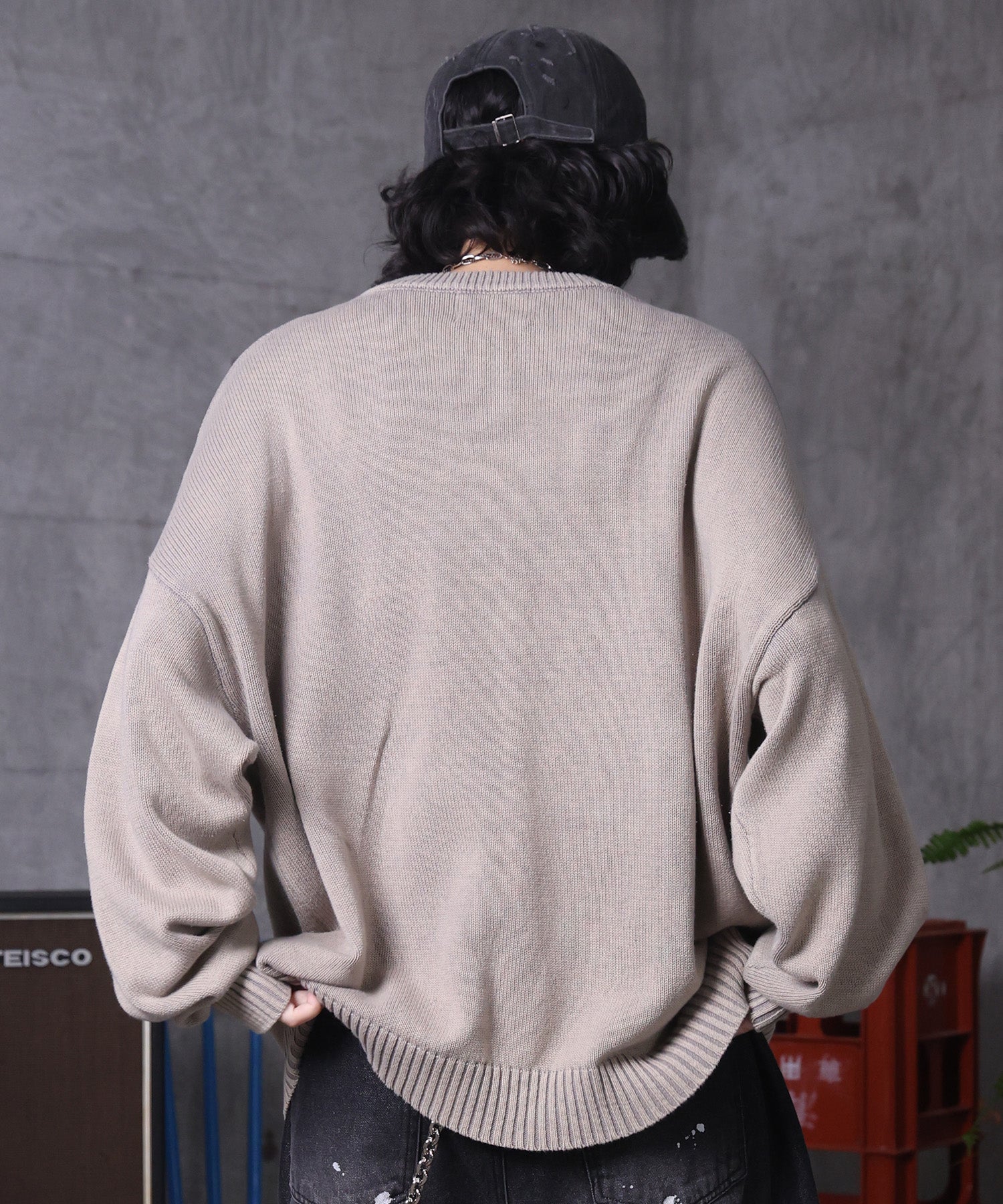 ヴィンテージライク ピグメント加工 ビッグシルエット ワンポイント刺繍 レトロプルオーバーニット