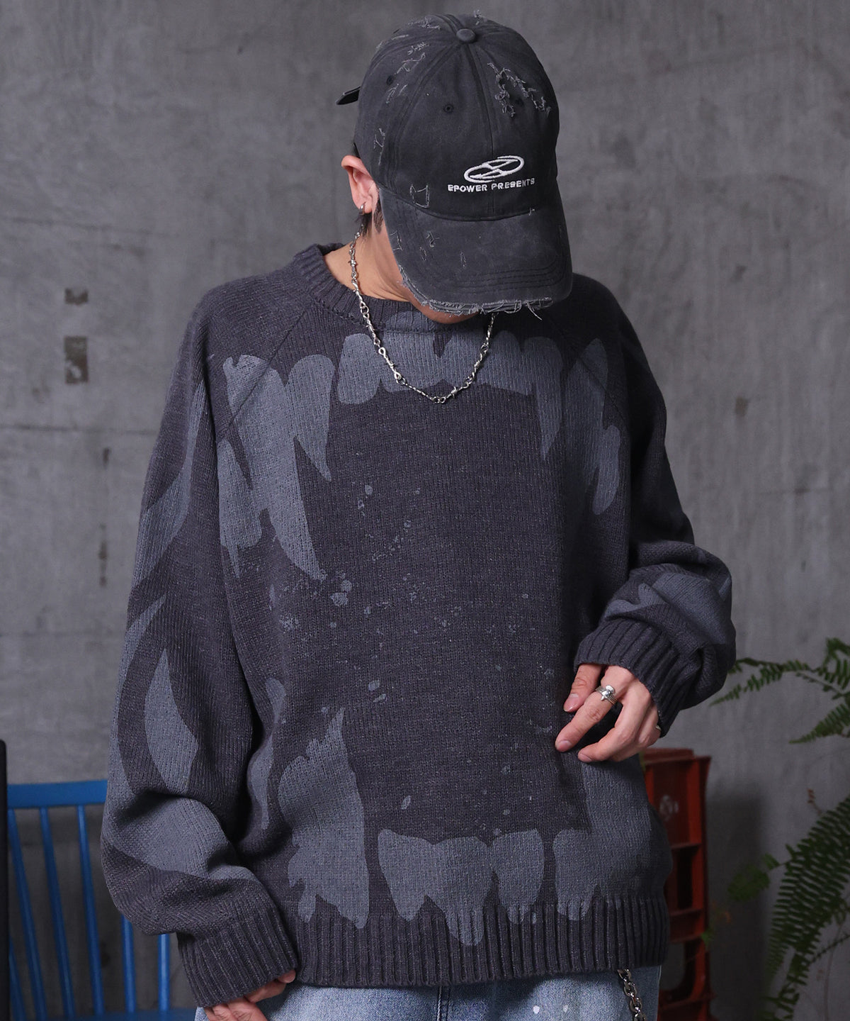 グランジ プリントクルーネックニット