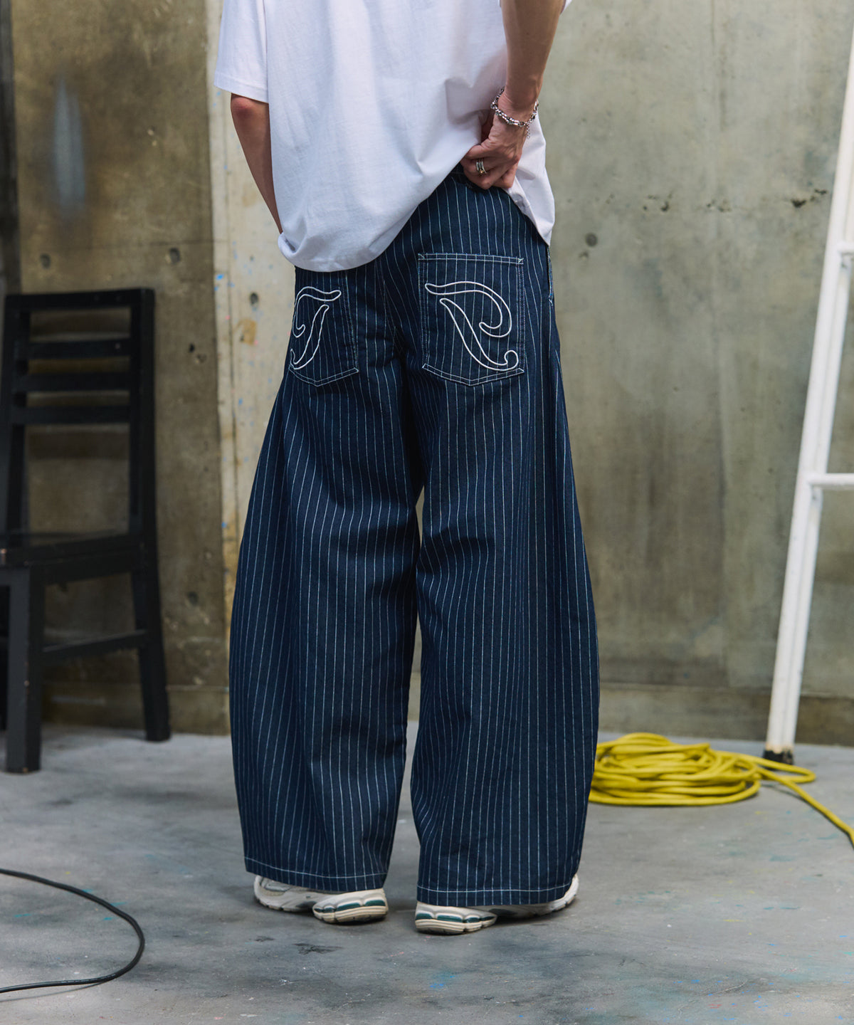 2-TUCK BACK EMBROIDERED STRIPE PANTS / ツータック バック刺繍 ストライプパンツ