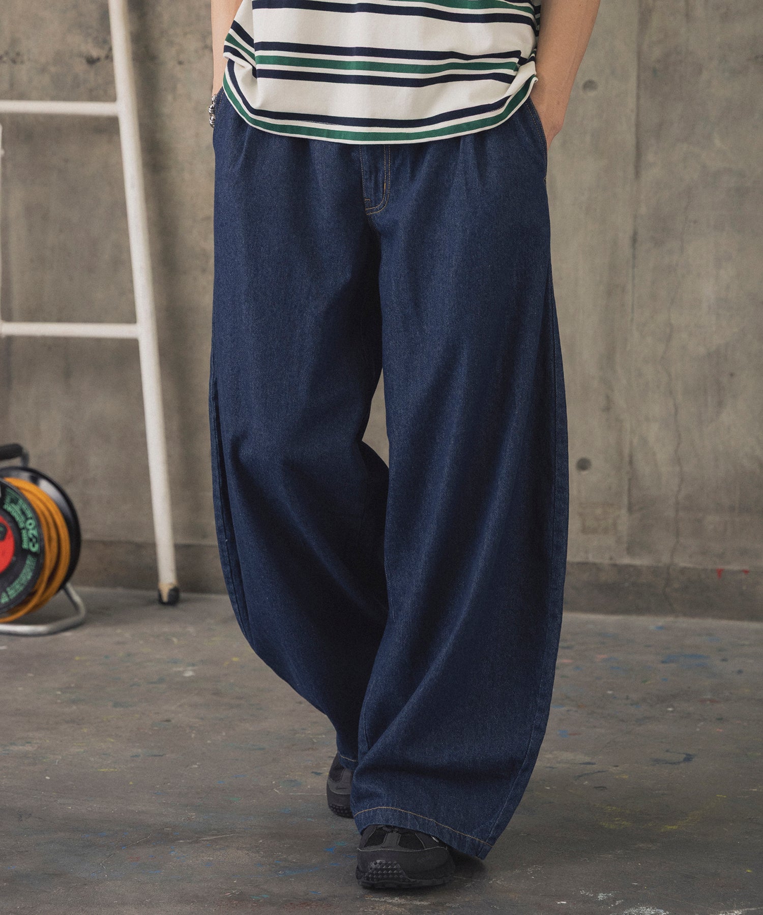 2-TUCK BACK EMBROIDERED DENIM PANTS / ツータック バック刺繍入り デニムパンツ