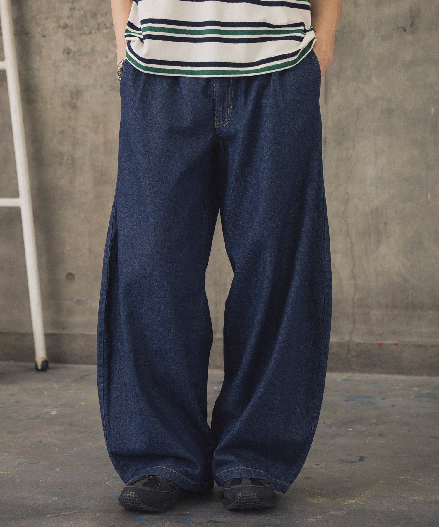 2-TUCK BACK EMBROIDERED DENIM PANTS / ツータック バック刺繍入り デニムパンツ