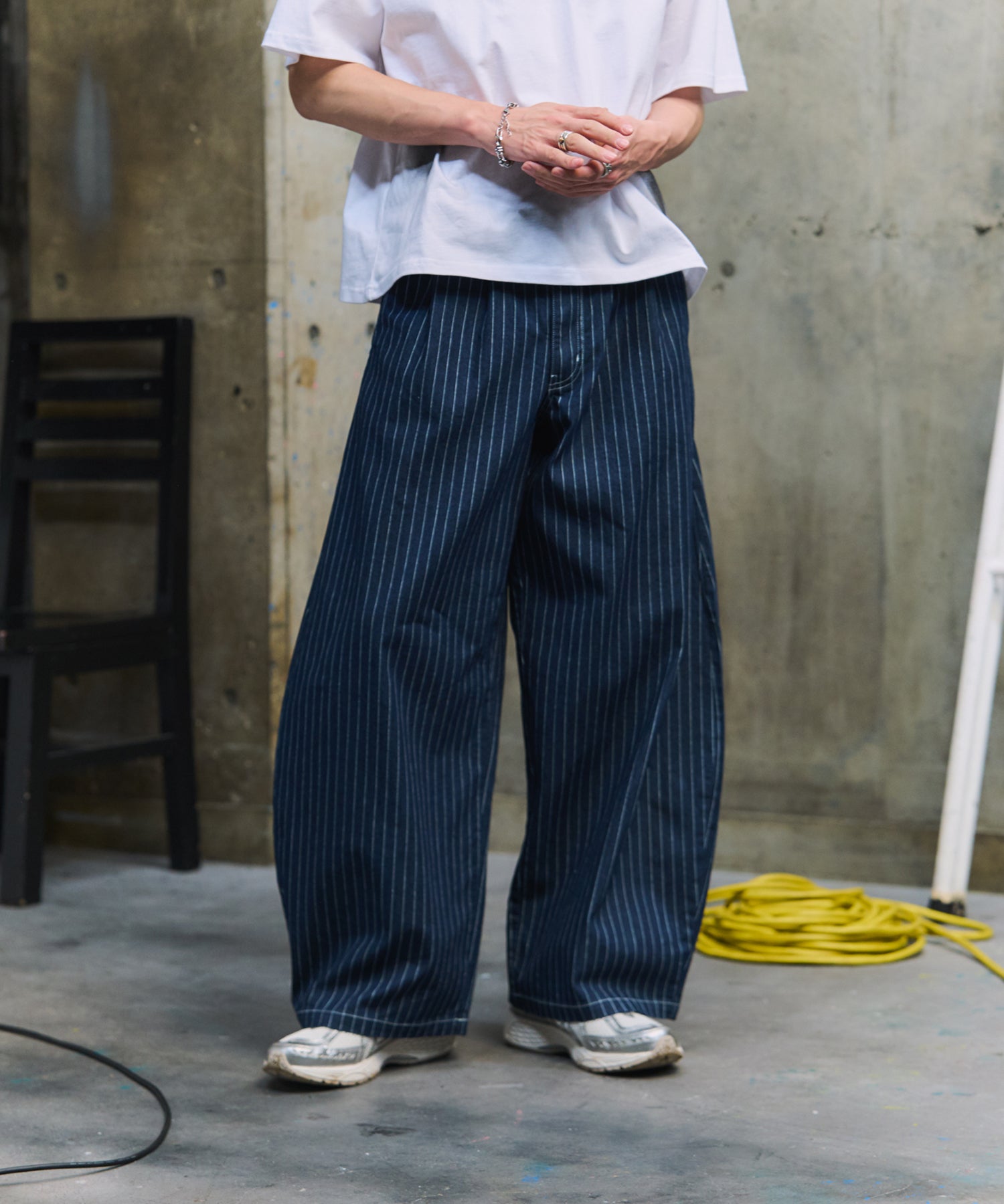 2-TUCK BACK EMBROIDERED STRIPE PANTS / ツータック バック刺繍 ストライプパンツ