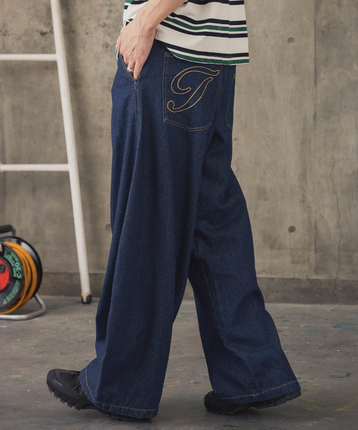 2-TUCK BACK EMBROIDERED DENIM PANTS / ツータック バック刺繍入り デニムパンツ