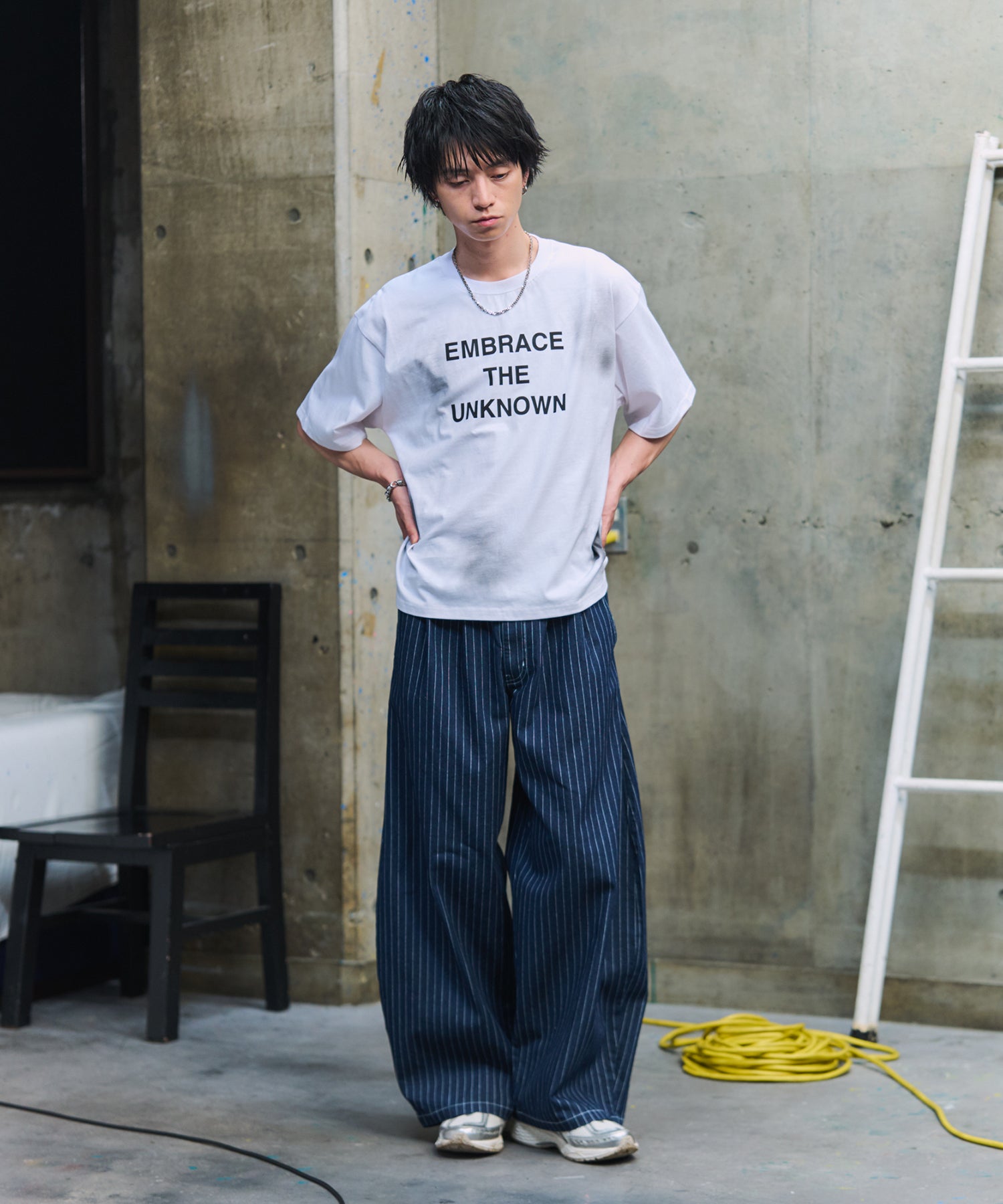 2-TUCK BACK EMBROIDERED STRIPE PANTS / ツータック バック刺繍 ストライプパンツ
