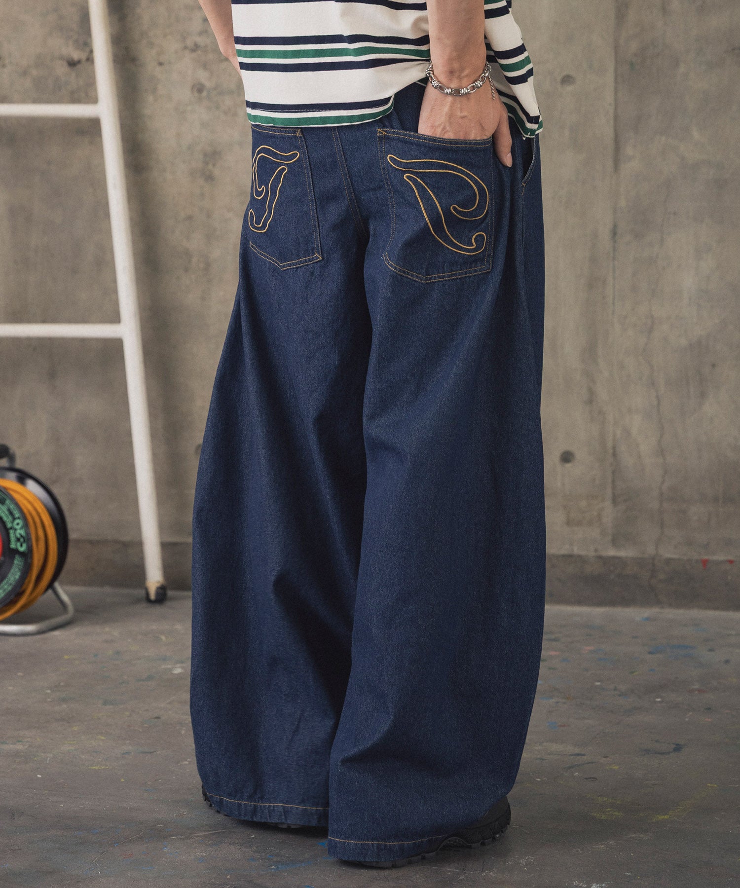 2-TUCK BACK EMBROIDERED DENIM PANTS / ツータック バック刺繍入り デニムパンツ