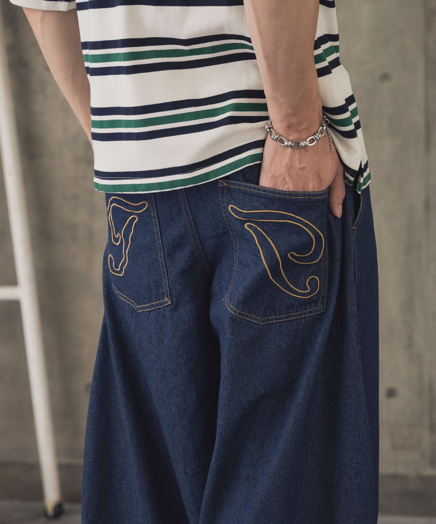 2-TUCK BACK EMBROIDERED DENIM PANTS / ツータック バック刺繍入り デニムパンツ